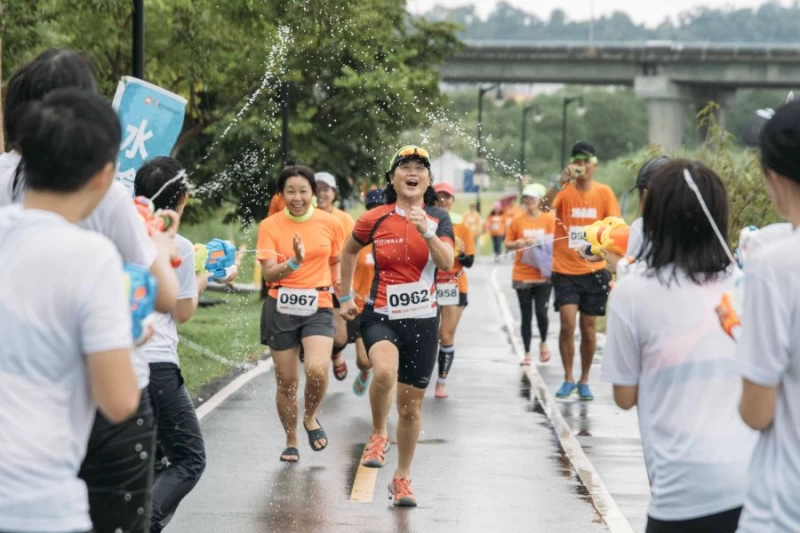小米「橙色跑」第三關水槍大戰，跑者熱血之餘感受清涼。圖/主辦單位提供