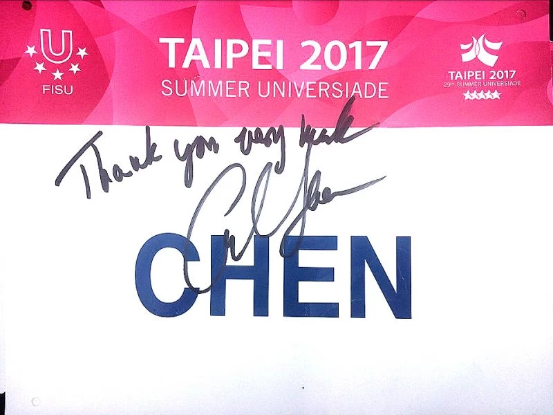 田徑之神劉易士在陳秉豐的號碼布上親筆簽名致謝。陳秉豐/提供。