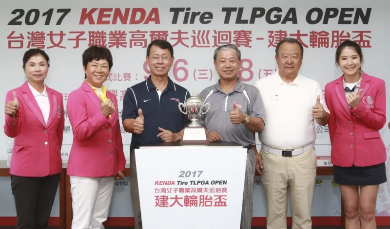 (左起)賽務總監駱淑禎、TLPGA理事長鄭美琦、建大工業股份有限公司副董事長楊啓仁、董事長楊銀明、台豐球場董事長林伯實、選手代表葉欣寧。圖/大會提供