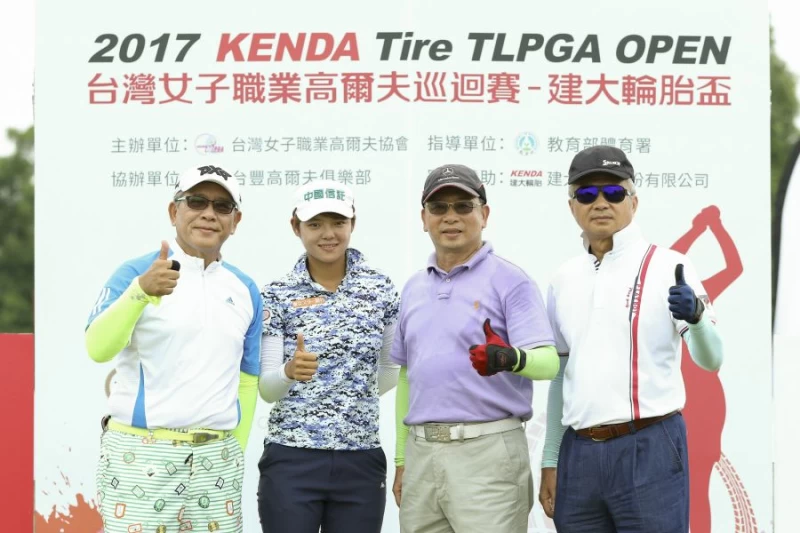 職業選手謝瑀玲(左2)跟三位業餘球友奪下配對賽冠軍。圖/大會提供