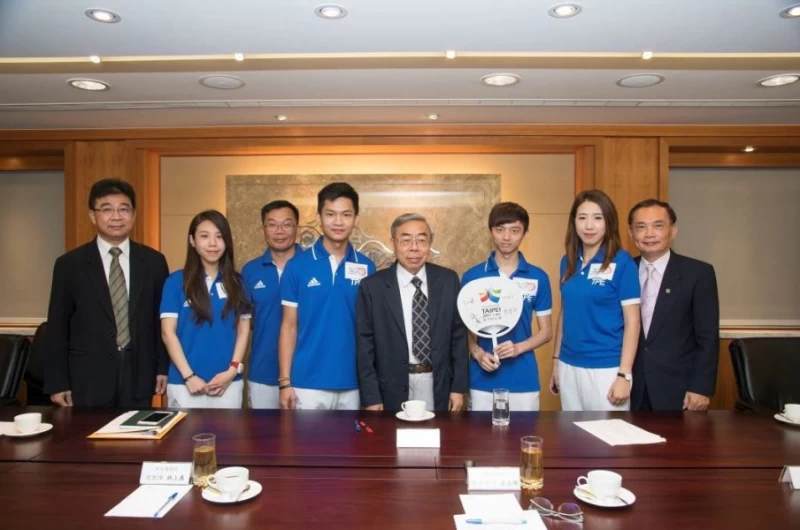 台塑企業總裁王文淵(右4)、總經理林善志(左1) 、撞球總會創會會長凃永輝(右1)、世大運總教練林上義(左3)、四名金牌台塑撞球之星合照。圖/台塑提供