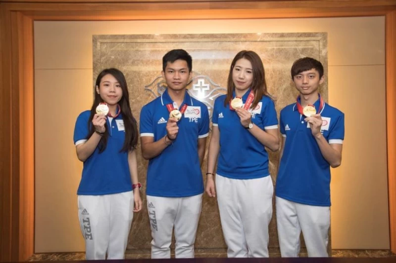 4名金牌台塑撞球之星拜訪台塑企業,由左至右依序為古正晴、許睿安、魏子茜、柯秉中。圖/台塑提供