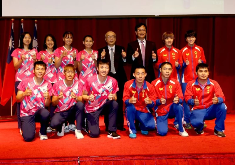 在臺北世大運合計獲4金2銀6銅的合庫羽、桌球隊選手合影／李天助攝