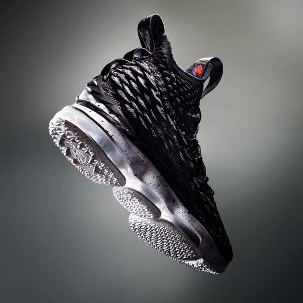 LEBRON 15的科技化程度極高。Nike提供