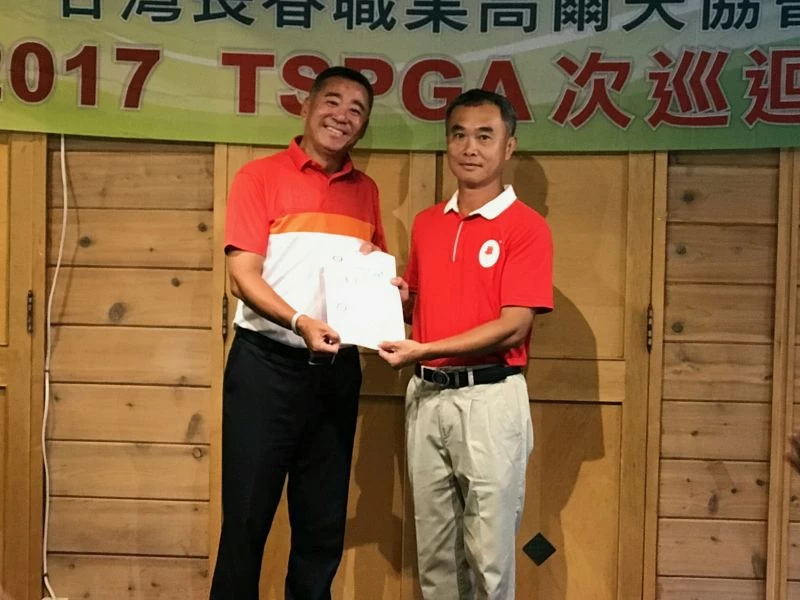 呂文生(右)獲第三名,何仲義頒獎。圖/大會提供
