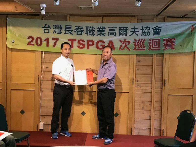李鍊福(左)奪下長春生涯首冠,TSPGA理事黃泰隆頒獎。圖/大會提供