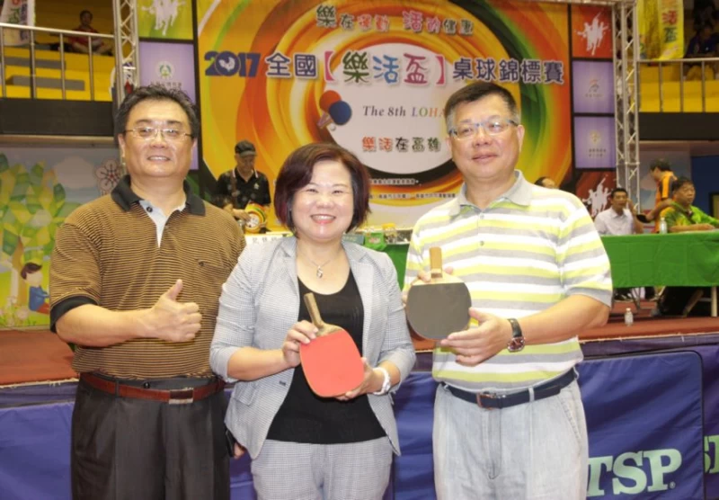 副市長許銘春(中)、全國縣市體育會聯合總會會長蔡家福(右)聯合開球後,與大會會長黃富源合影。圖/主辦單位提供