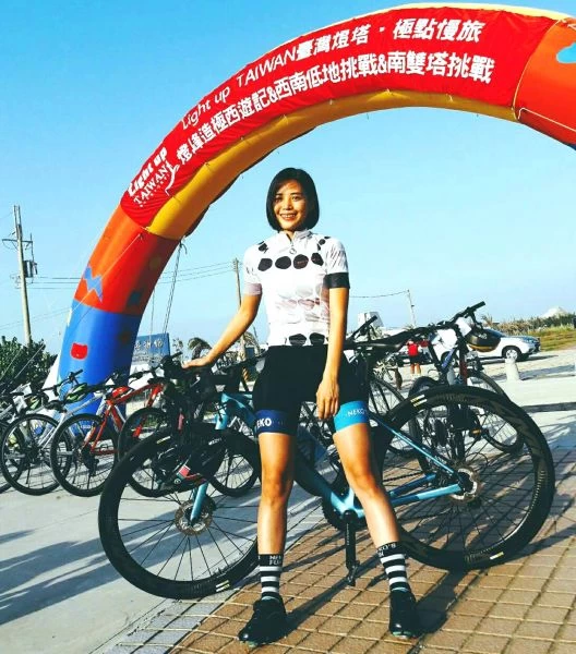 王胤之的女友鄧葵娜參加國聖港燈塔騎遊。王胤之/提供。