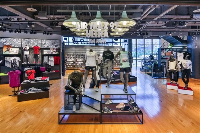 二樓空間提供NIKE WOMEN 專屬購物試衣間以及男性和女性運動生活及兒童與幼童全系列產品。NIKE提供
