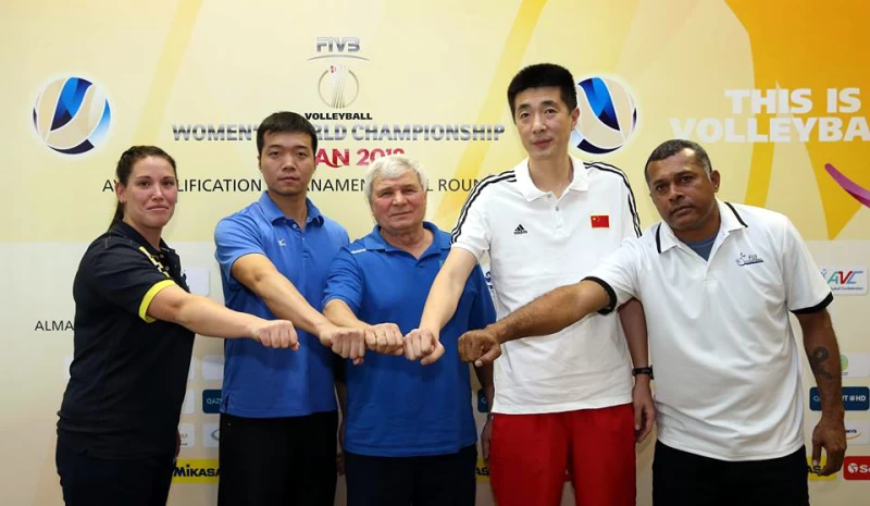 五隊教練先禮後兵，左二為中華女排執行教練林明輝。圖／AVC。