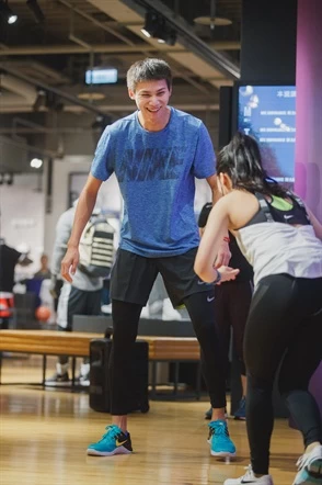 中華隊跳高選手向俊賢擔任特別來賓,和消費者共同體驗NTC課程。NIKE提供