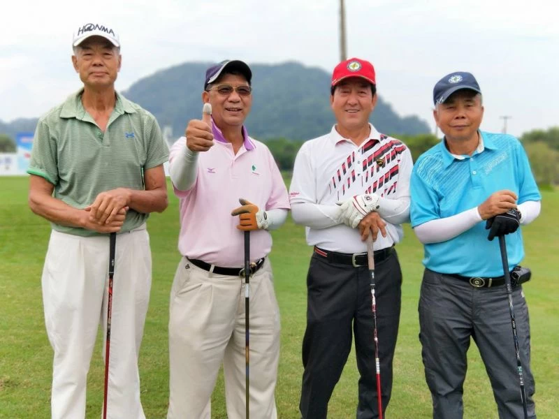 王朝慶(左二)在超級長春組首回合以75桿暫居領先。