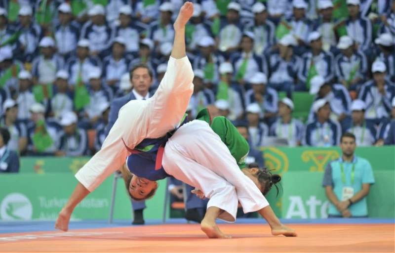 李宛庭(藍衣)無法逆轉劣勢,四強賽不敵烏茲別克對手。體記協會提供