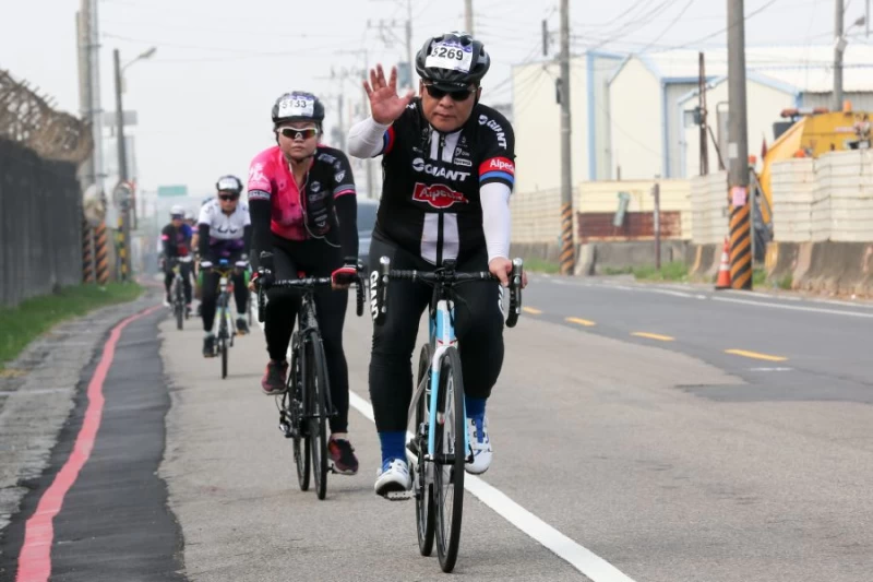 巨大集團執行長劉湧昌也親自下場小試身手。捷安特提供