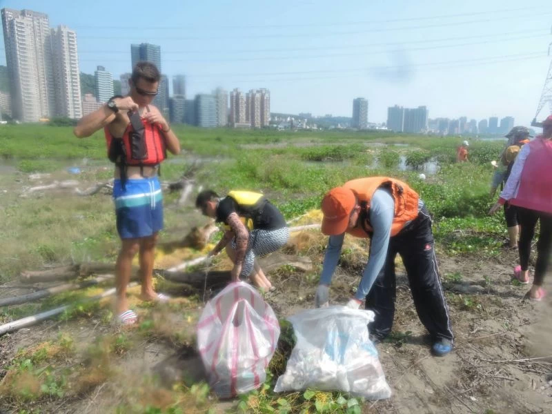 成員邁力協助淨化紅樹林。官方提供
