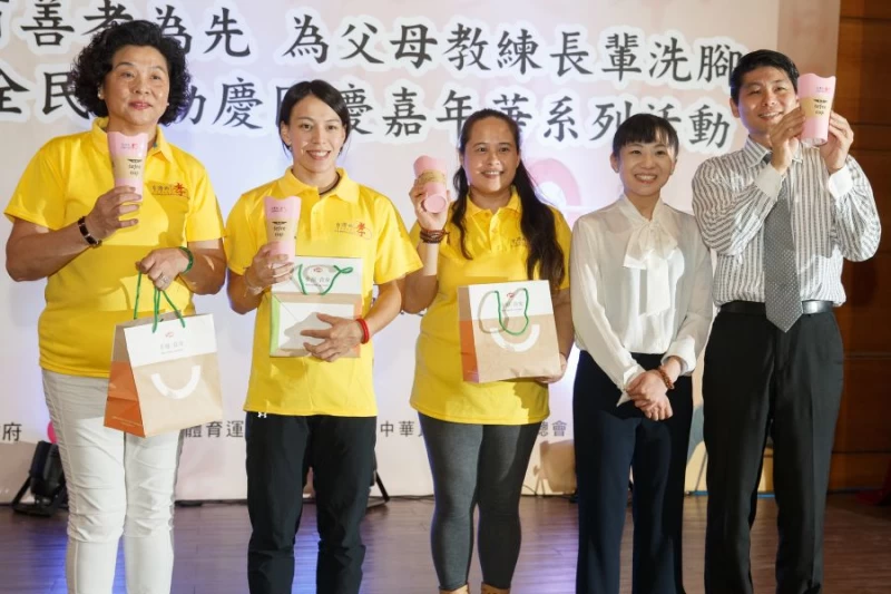 本土品牌S.E.E（AGT寀呈公司）特別贊助孝親奉茶杯，董事長李佳燕（右二）親自出席共襄盛，