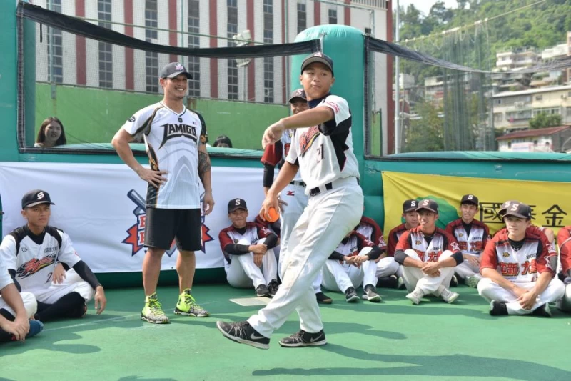 陽耀勳化身國泰棒球教室一日棒球教練,貼身指導世新大學甲乙組棒球隊投球要領。(大漢行銷提供)