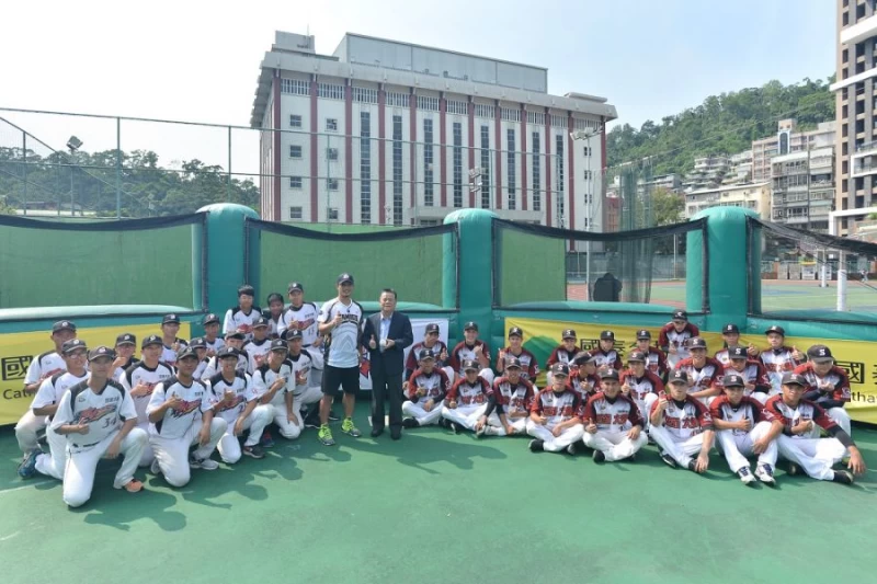 陽耀勳與世新大學吳永乾校長及世新大學甲乙組棒球隊合影。(大漢行銷提供)