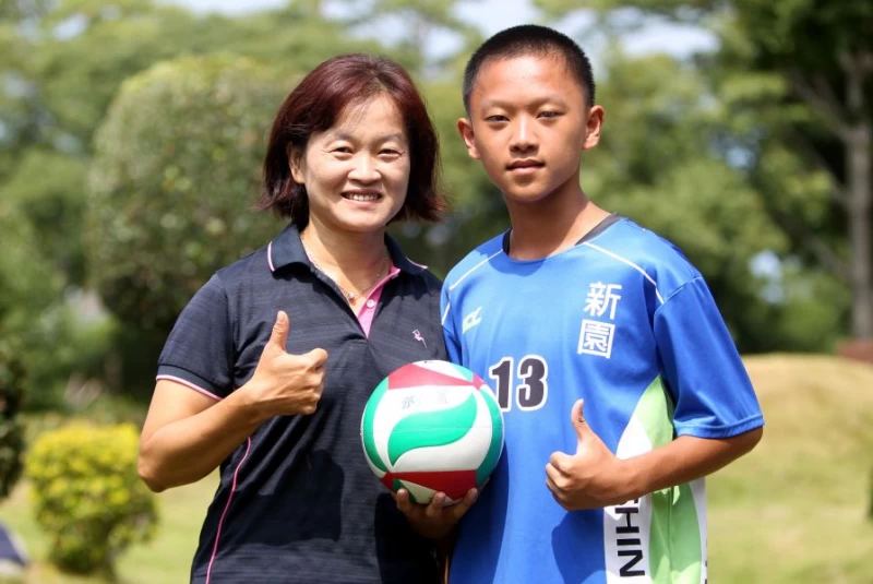 新園國中教練郭明香(左)和兒子陳冠丞。林嘉欣／攝影。
