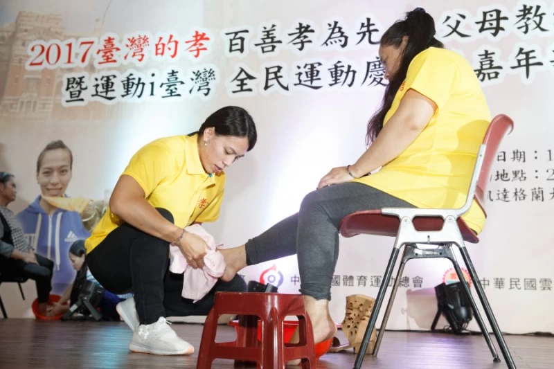 郭婞淳幫母親洗腳,展現孝順、溫柔的一面。 中華民國體育總會提供