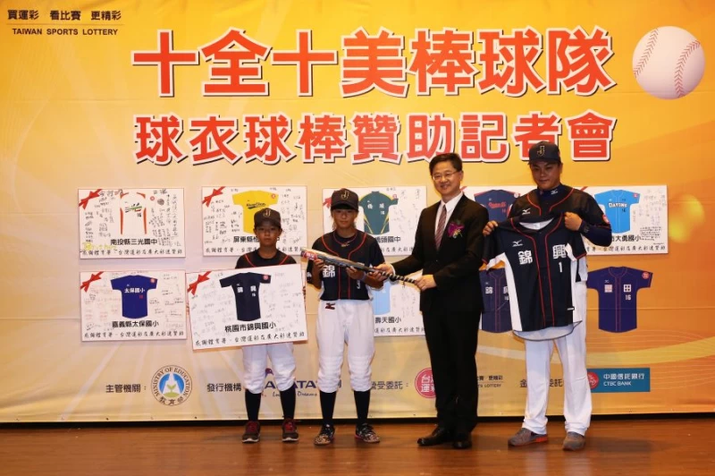 台灣運彩總經理林博泰(右二)。李天助攝