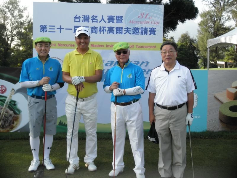 大會會長翁肇喜(右二)與日本友人安東德幸(左)與赤松健一郎(右)與去年冠軍選手呂偉智同組揮桿。圖/大會提供