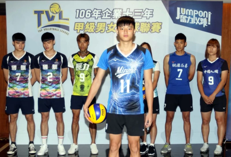 MIZUNO吳宗軒(前)秀新球衣。林嘉欣／攝影。