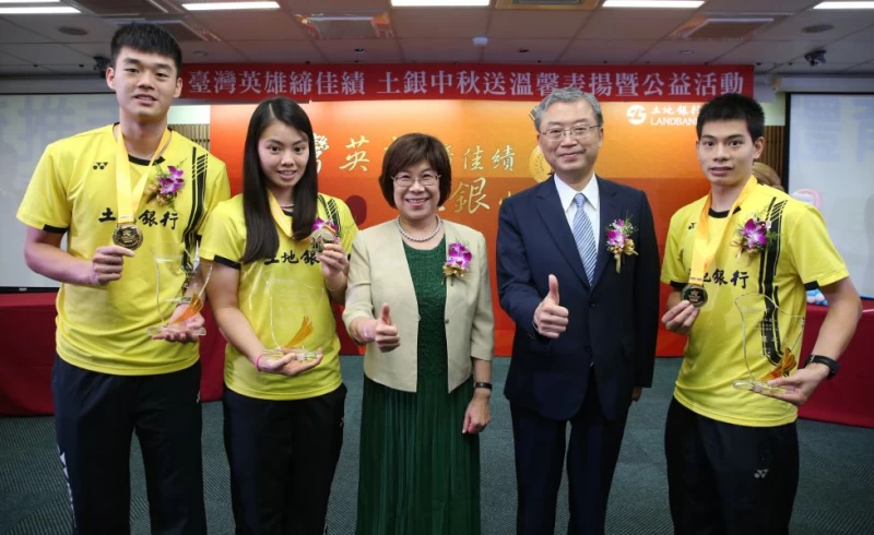 世大運奪金球員王齊麟（左1）李佳馨（左2）許仁豪（右1）與土銀董事長凌忠嫄（中）總經理黃忠銘（右2）合影／李天助攝