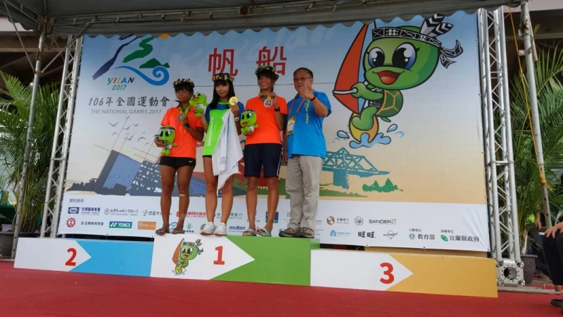 高雄市蘇佩伶(中)在女子風浪板 RS:One型奪金。高雄市體育處提供