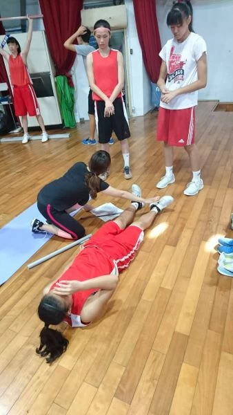 U16亞青女籃做腳踝本體感覺檢測。