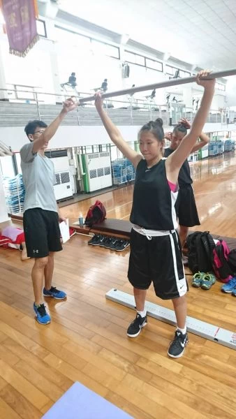 中華U16亞青女籃隊開訓做身體控制平衡檢測。