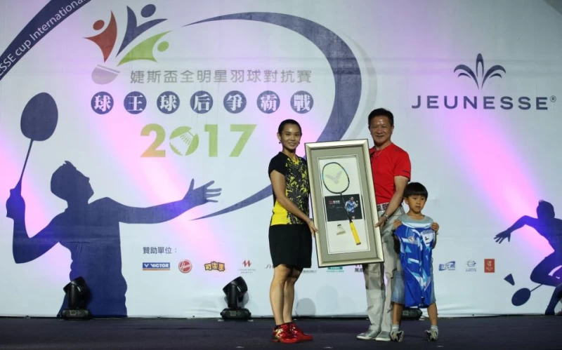戴資穎球衣、球拍義賣5.2萬元。 圖/李天助攝