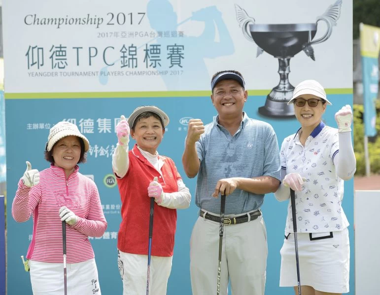 配對賽冠軍由職業選手林文科(右二)與三位業餘球友獲得。圖/大會提供