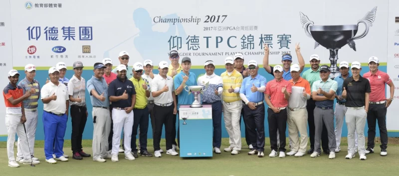 配對賽前貴賓與國內外參賽選手代表與獎盃合影。圖/大會提供