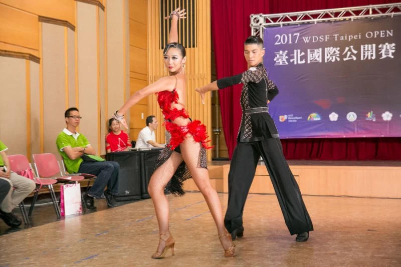 林詠鉦（右）莊雅晴拉丁舞熱力十足／中華民國體育運動舞蹈總會提供