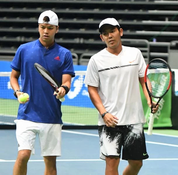 易楚寰(左)、楊宗樺直落二晉8強。李大助攝