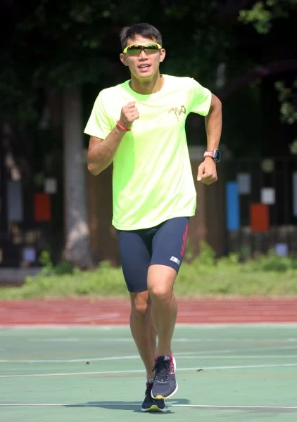楊志祥積極備戰全運會鐵人賽。720armour運動墨鏡/提供。
