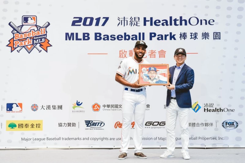 康思股份有限公司董事長陳樂維歡迎馬林魚當家第四棒來台,致贈歐蘇納手持加農砲的Q版畫像,象徵歐蘇納棒棒強打。(大漢集團提供)