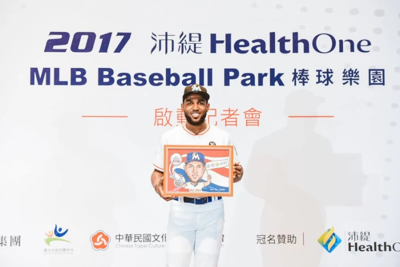馬林魚隊當家第四棒歐蘇納首度來台,和自己的Q版畫像開心合影留念。(大漢集團提供)
