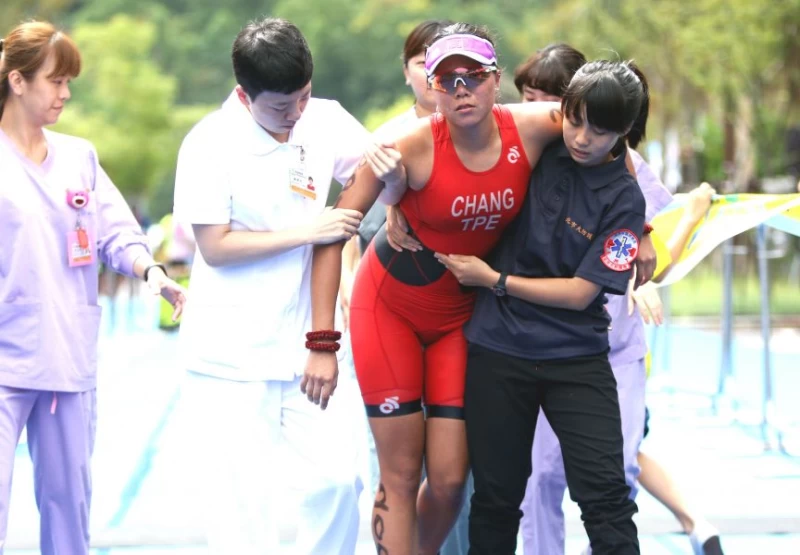 張婷婷抵終點時因換氣過度,在工作人員摻扶下到醫護組休息。林嘉欣/攝影。