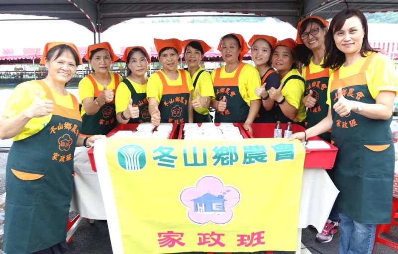 柯林家政班的婆婆媽媽們親手做點心，送給參加全運會鐵人賽的選手和工作人員。林嘉欣／攝影。。