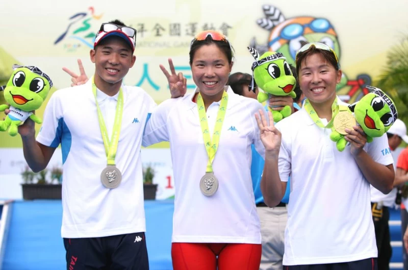 張嘉家(右起)、張婷婷和張家豪三姐弟開心在全運會拿下一金二銀。林嘉欣/攝影。