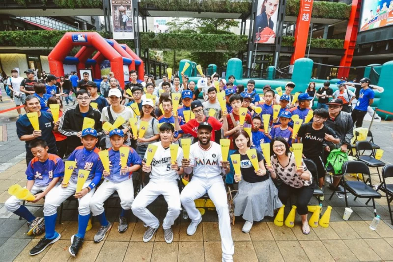 大聯盟球星歐蘇納和旅美好手王維中和眾多熱情球迷一起觀看MLB季後賽國泰直播派對。(大漢集團提供)