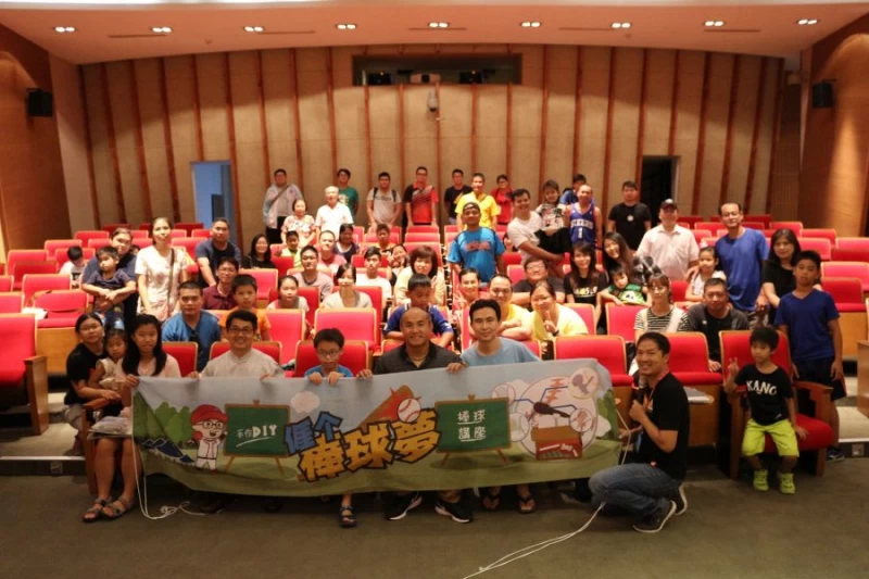 張泰山與參與講座所有球迷大合照。圖/主辦單位提供