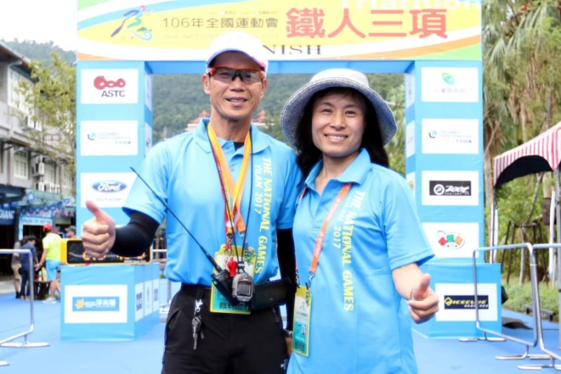 天利盃鐵人賽裁判長黃金宏(左)的太太簡美珠是美術老師,也是國家級鐵人裁判。中華民國鐵人三項協會/提供。