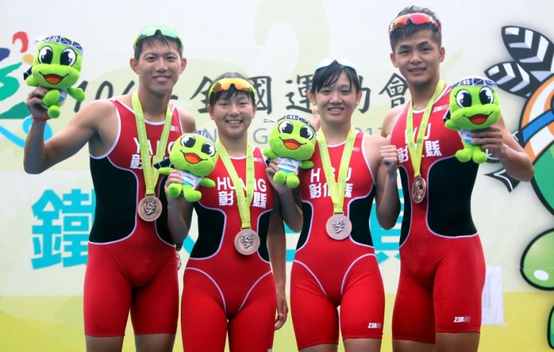 楊志祥(左起)和彰化縣隊友黃瑜、許雅喬和吳承泰聯手拿下全運鐵人賽混合接力銅牌。720armour運動墨鏡/提供。