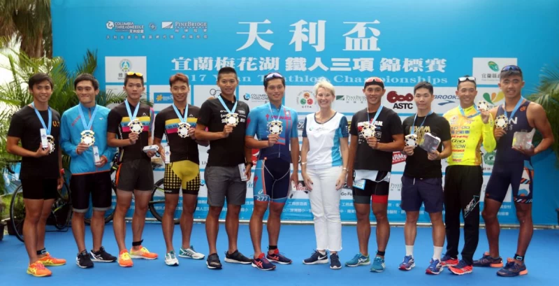 天利盃鐵人賽男子組優勝選手合影。中華民國鐵人三項協會／提供。