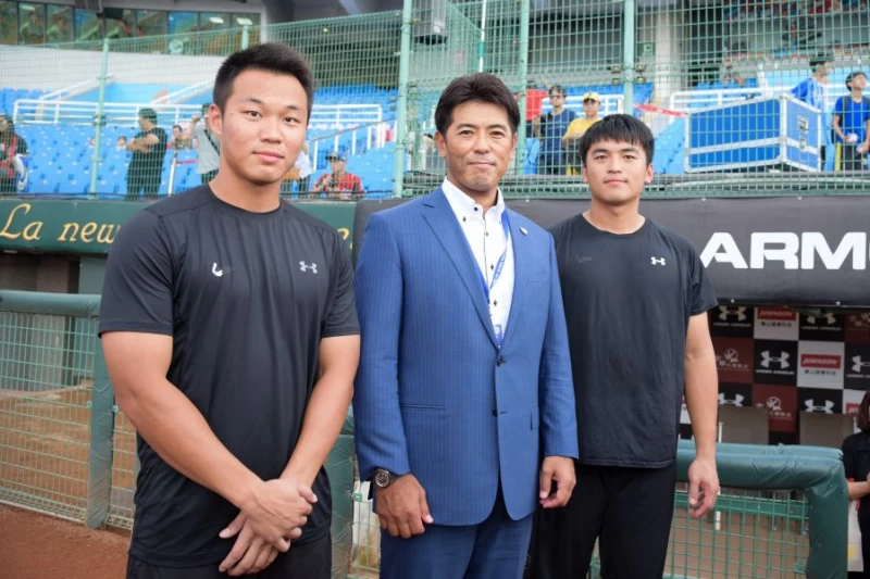 日本武士隊新任監督稻葉篤紀給予王柏融、朱育賢鼓勵。圖/中職提供