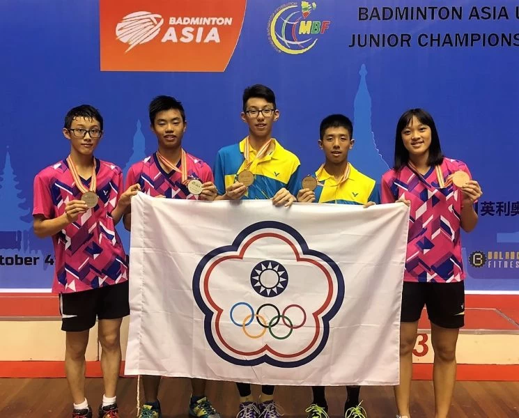 台灣羽隊U17男雙金牌邱郁閎（右2）鄭凱文（中）；U15男雙銀牌文聖晧（左2）林昊錡（左1）；U17女單銅牌洪恩慈（右1）合影／台灣羽隊教練團提供