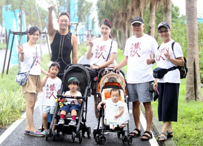 仝家加油團聲勢浩大。中華民國鐵人三項協會/提供。